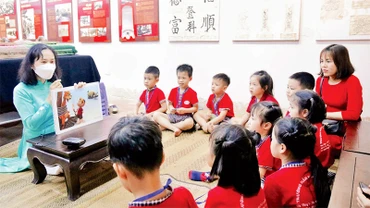 Học sinh tham gia hoạt động trải nghiệm văn hóa, lịch sử tại Di tích Văn Miếu-Quốc Tử Giám.