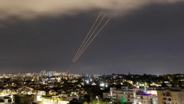 Hệ thống chống tên lửa của Israel kích hoạt phản ứng sau khi Iran phóng máy bay không người lái và tên lửa về phía Israel, nhìn từ Ashkelon, Israel, ngày 14/4/2024. (Ảnh: Reuters)