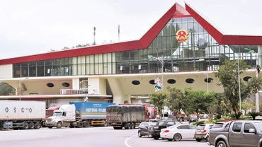 Cửa khẩu quốc tế Hữu Nghị (huyện Cao Lộc), nơi thực hiện thông quan hàng hóa xuất, nhập khẩu chính ngạch sang Trung Quốc và ngược lại.
