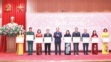 Lãnh đạo thành phố Hà Nội tặng bằng khen cho các tập thể, cá nhân có thành tích xuất sắc trong công tác tổ chức xây dựng Đảng năm 2023.