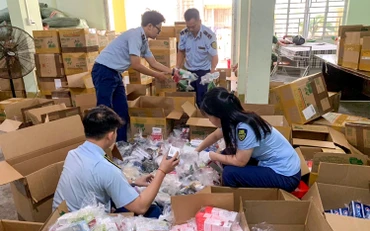 Lực lượng quản lý thị trường tỉnh Phú Yên kiểm tra, thu giữ các sản phẩm là thực phẩm chức năng do nước ngoài sản xuất không có hóa đơn chứng từ, đang trên đường vận chuyển. (Ảnh MINH NGUYỆT) 