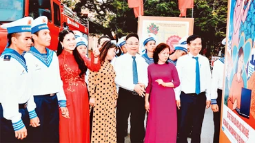 Tham quan triển lãm các tác phẩm tiêu biểu được trưng bày. (Ảnh NGÔ QUANG DŨNG)