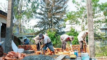 Hội viên Hội Nông dân xã Hòa Tiến xây nhà cho em Nguyễn Văn Việt.