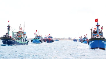 Đoàn tàu thực hiện nghi thức lễ rước linh hồn Ông Nam Hải vào bờ.