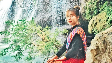 Thiếu nữ bên thác Tà Puồng.