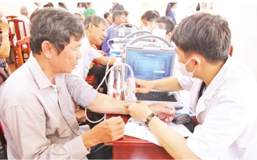 Bác sĩ Trạm Y tế Công an tỉnh Bình Phước khám bệnh miễn phí cho người dân thành phố Đồng Xoài, tỉnh Bình Phước.