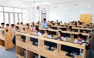 Trường trung học cơ sở Vĩnh Tường, tỉnh Vĩnh Phúc được đầu tư xây dựng khang trang, hiện đại, đáp ứng yêu cầu đổi mới giáo dục. (Ảnh MINH HƯỜNG)