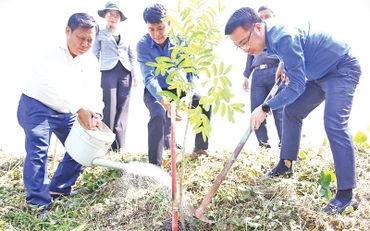 Đại diện lãnh đạo Trung ương Đoàn và tỉnh Long An phát động phong trào trồng hàng cây biên giới.