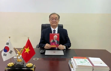 Với gần 40 năm gắn bó với đất nước, con người Việt Nam và sử dụng thành thạo tiếng Việt, Giáo sư Ahn Kyong-Hwan đã dịch nhiều tác phẩm nổi tiếng của Việt Nam sang tiếng Hàn Quốc.