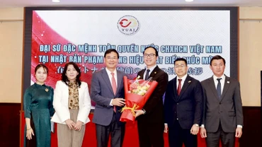 Đại sứ Phạm Quang Hiệu (thứ 3 từ trái sang) tặng hoa chúc mừng Tiến sĩ Nguyễn Hồng Sơn tái đắc cử Chủ tịch Liên hiệp hội nhiệm kỳ 2025-2028. (Nguồn: Liên hiệp Hội người Việt Nam tại Nhật Bản)