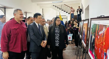 Đại sứ Vũ Trung Mỹ và các đại biểu tham quan triển lãm ảnh Việt Nam-Hồ Chí Minh. (Ảnh: Đại sứ quán Việt Nam tại Venezuela)