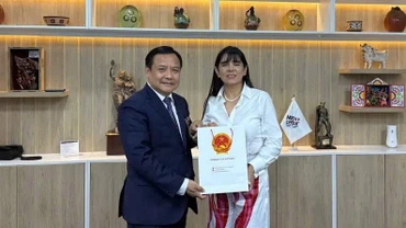 Đại sứ Bùi Văn Nghị và Bộ trưởng Ngoại thương và Du lịch Peru Elizabeth Galdo Marín de Desilú. (Ảnh: Đại sứ quán Việt Nam tại Brazil)