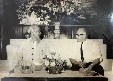 Chủ tịch Hồ Chí Minh tiếp thân mật ông Eduardo Gallegos, Ủy viên Bộ Chính trị, Trưởng Ban Đối ngoại Trung ương Đảng Cộng sản Venezuela thăm Việt Nam và dự Quốc khánh 2/9/1964. (Ảnh tư liệu do Đại sứ quán Việt Nam tại Venezuela cung cấp)