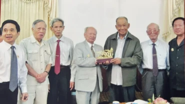 Đoàn cựu chiến binh và chuyên gia Việt Nam đến thăm đồng chí Khamtay Siphandone. (Ảnh do ông Nguyễn Tự Lạc cung cấp)