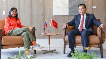 Phó Tổng thống thường trực Cộng hòa Bolivar Venezuela Delcy Rodríguez Gómez tiếp Đại sứ Vũ Trung Mỹ. (Nguồn: Đại sứ Việt Nam tại Venezuela)