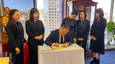 Đại sứ Phan Minh Giang ghi sổ tang tưởng niệm nguyên Chủ tịch nước Trần Đức Lương (Ảnh: Đại sứ quán Việt Nam tại New Zealand)