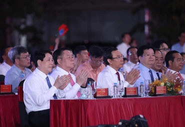 Các đồng chí lãnh đạo Đảng, Nhà nước tham dự chương trình nghệ thuật “Vang mãi khúc khải hoàn” tại điểm cầu Thành phố Hồ Chí Minh. (Ảnh: Lâm Khánh/TTXVN)