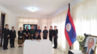 Đại sứ Việt Nam tại Cuba Lê Quang Long ghi sổ tang, tưởng nhớ đồng chí Khamtay Siphandone (Nguồn: Đại sứ quán Việt Nam tại Cuba)