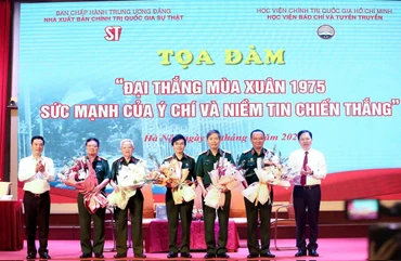 Lãnh đạo Nhà xuất bản Chính trị quốc gia Sự thật và lãnh đạo Học viện Báo chí và Tuyên truyền tặng hoa các đại biểu, nhân chứng lịch sử tham dự buổi tọa đàm.