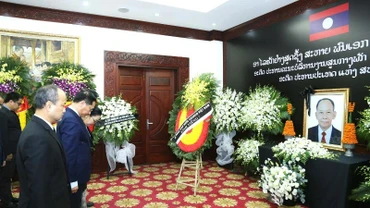 Phó Thủ tướng, Bộ trưởng Ngoại giao Bùi Thanh Sơn dẫn đầu Đoàn Bộ Ngoại giao viếng đồng chí Khamtay Siphandone (Ảnh: Thành Long/Bộ Ngoại giao)