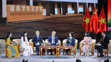 Bà Lư Mỹ Niệm (thứ 3 từ phải sang) giao lưu tại chương trình "Gặp gỡ lưu học sinh, sinh viên Việt Nam-Trung Quốc các thời kỳ” tại Hà Nội ngày 20/3 vừa qua