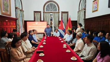 Đồng chí Nguyễn Xuân Thắng và Đoàn công tác đến thăm, gặp mặt cán bộ Đại sứ quán và cộng đồng người Việt Nam tại Cuba (Ảnh: Đại sứ quán Việt Nam tại Cuba)