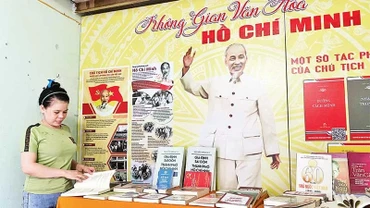 Công nhân, người lao động ở khu nhà trọ tại phường Tân Tạo A, quận Bình Tân xem tư liệu, thông tin tại nơi tổ chức "Không gian văn hóa Hồ Chí Minh".