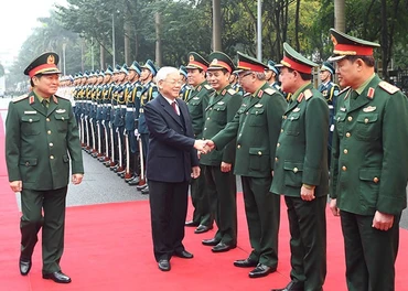 Tổng Bí thư, Chủ tịch nước Nguyễn Phú Trọng, Bí thư Quân ủy T.Ư với các đồng chí lãnh đạo Bộ Quốc phòng. Ảnh: ĐĂNG KHOA