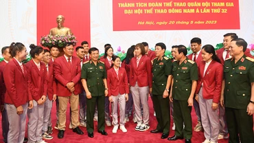 Lãnh đạo Bộ Quốc phòng, Tổng cục Chính trị và các đại biểu tại Lễ tuyên dương thành tích Đoàn Thể thao Quân đội tham gia Đại hội Thể thao Đông Nam Á lần thứ 32. (Ảnh KHỔNG MINH KHÁNH)