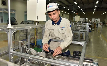 Sản xuất các thiết bị tự động phục vụ ngành công nghiệp tại Công ty Năng lực Việt, Khu công nghiệp Nam Thăng Long, Hà Nội. (Ảnh Thu Hà)