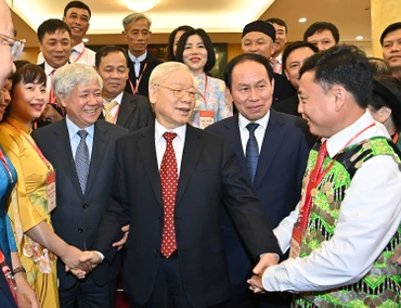 Tổng Bí thư Nguyễn Phú Trọng và Chủ tịch Ủy ban Trung ương Mặt trận Tổ quốc Việt Nam Đỗ Văn Chiến tại cuộc gặp mặt đại biểu dự Hội nghị Biểu dương Chủ tịch Ủy ban Mặt trận Tổ quốc cấp xã và Trưởng ban Công tác Mặt trận tiêu biểu toàn quốc giai đoạn 2017-2022, ngày 26/11/2022. 