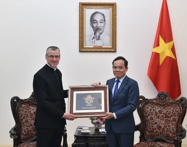 Phó Thủ tướng Trần Lưu Quang và Thứ trưởng Ngoại giao Tòa thánh Vatican, Đức ông Miroslaw Wachowski. Ảnh: VGP