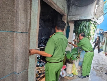 Lực lượng Công an vào khám nghiệm hiện trường.