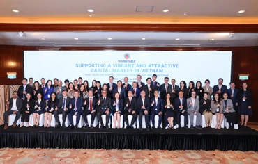 Lãnh đạo Bộ Tài chính, Ủy ban Chứng khoán Nhà nước chụp ảnh lưu niệm cùng các tổ chức tài chính, hiệp hội đầu tư, các quỹ đầu tư, nhà đầu tư và tổ chức xếp hạng thị trường tại hội nghị.