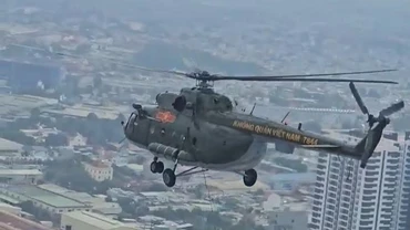 Trực thăng Mi-8 số hiệu 7844 của Trung đoàn không quân trực thăng 917 (Sư đoàn không quân 370) bay treo cờ Đảng. (Ảnh: Chụp từ clip)