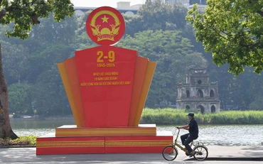Đường phố Thủ đô rực rỡ cờ hoa, băng-rôn chào mừng 79 năm Cách mạng Tháng Tám và Quốc khánh 2/9. (Ảnh THẾ ĐẠI)