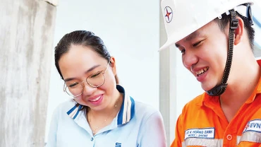 Nhân viên Tổng công ty Điện lực miền nam tư vấn cho người dân về cách tiết kiệm điện.
