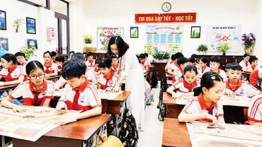 Cô và trò Trường tiểu học Suối Hoa, thành phố Bắc Ninh khám phá, trải nghiệm phụ trương đặc biệt của Báo Nhân Dân chào mừng Kỷ niệm 50 năm Ngày Giải phóng miền nam, thống nhất đất nước.