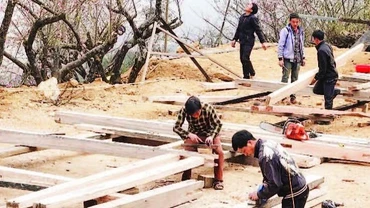 Người dân huyện Mù Cang Chải góp công giúp nhau xóa nhà dột nát.