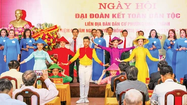 Một tiết mục văn nghệ tại Ngày hội đại đoàn kết toàn dân tộc phường Quán Thánh, quận Ba Đình. (Ảnh Đăng Anh)