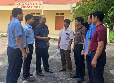 Cán bộ, đảng viên thôn Lạc Bình 2, xã Thạch Bình, huyện Nho Quan (Ninh Bình) trao đổi với người dân về xây dựng nông thôn mới nâng cao. 