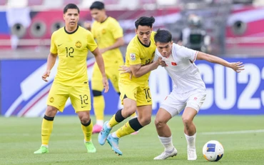 U23 Việt Nam (áo trắng) vào tứ kết sau chiến thắng 2-0 trước U23 Malaysia (Ảnh AFC)