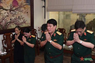  Đại tướng Lương Cường và đoàn công tác dâng hương tưởng niệm cố Tổng Bí thư Lê Khả Phiêu. Ảnh: Báo Quân đội nhân dân