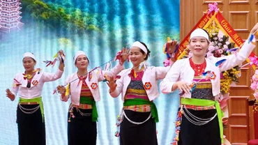 Một buổi biểu diễn của đội văn nghệ quần chúng phụ nữ dân tộc Mường tại Ba Vì, Hà Nội. 
