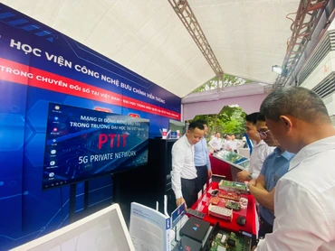 Gian hàng Học viện Công nghệ Bưu chính Viễn thông, đơn vị đóng góp vào đổi mới sáng tạo và chuyển đổi số của Việt Nam qua việc phát triển các công nghệ tiên tiến như AI, IoT, chuyển đổi số.