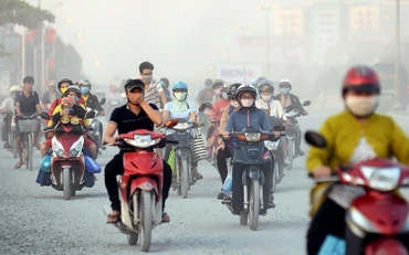 Tình trạng ô nhiễm không khí làm ảnh hưởng đến sức khỏe cộng đồng và các hoạt động kinh tế-xã hội của đất nước. (Ảnh MINH ANH)