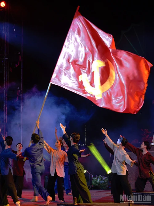 “Hai tay xây dựng một sơn hà” tại điểm cầu Bến Nhà Rồng, Thành phố Hồ Chí Minh