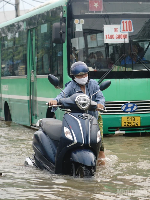 Triều cường vùng hạ lưu sông Sài Gòn vượt báo động 3 và gây ngập nhiều vũng trũng, thấp tại các khu vực như Nhà Bè...