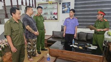 Cơ quan chức năng ra quyết định tạm giữ người trong trường hợp khẩn cấp đối với Phạm Duy. (Ảnh: Công an Quảng Trị)