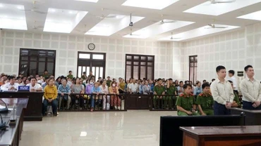 Gần 300 bị hại ngồi kín phiên tòa xét xử Chủ tịch và Giám đốc Công ty CP Tài chính Vietnam Capital. (Ảnh: AD)